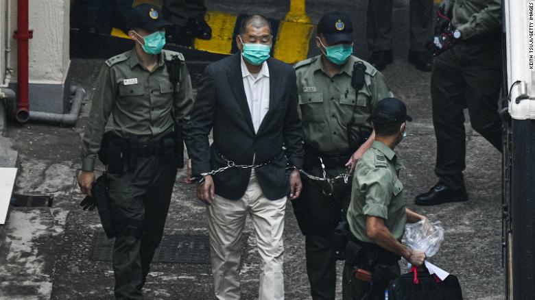 Jimmy Lai, fundador y propietario del periódico Apple Daily, camina esposado y escoltado por guardias en Hong Kong. (CNN ESPAÑA)
