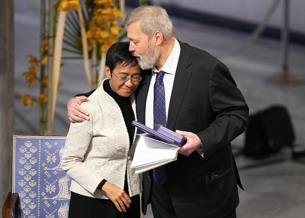 María Ressa y Dmitri Muratov durante la ceremonia de entrega del Premio Nobel. (AP Photo/Alexander Zemlianichenko)