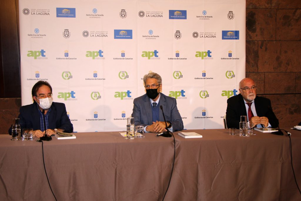 Un instante del acto de presentación del Anuario de Canarias. (JLR)