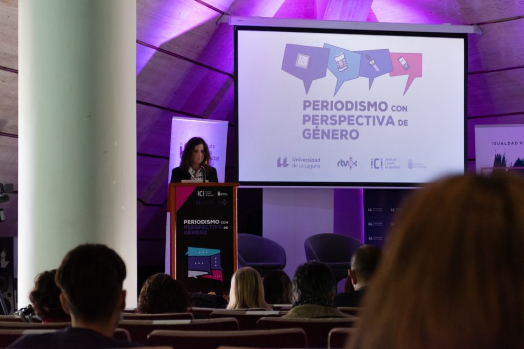 La directora del Instituto Canario de Igualdad, Kika Fumero, en su intervención de las jornadas sobre Periodismo con perspectiva de género. (GOBIERNO DE CANARIAS)