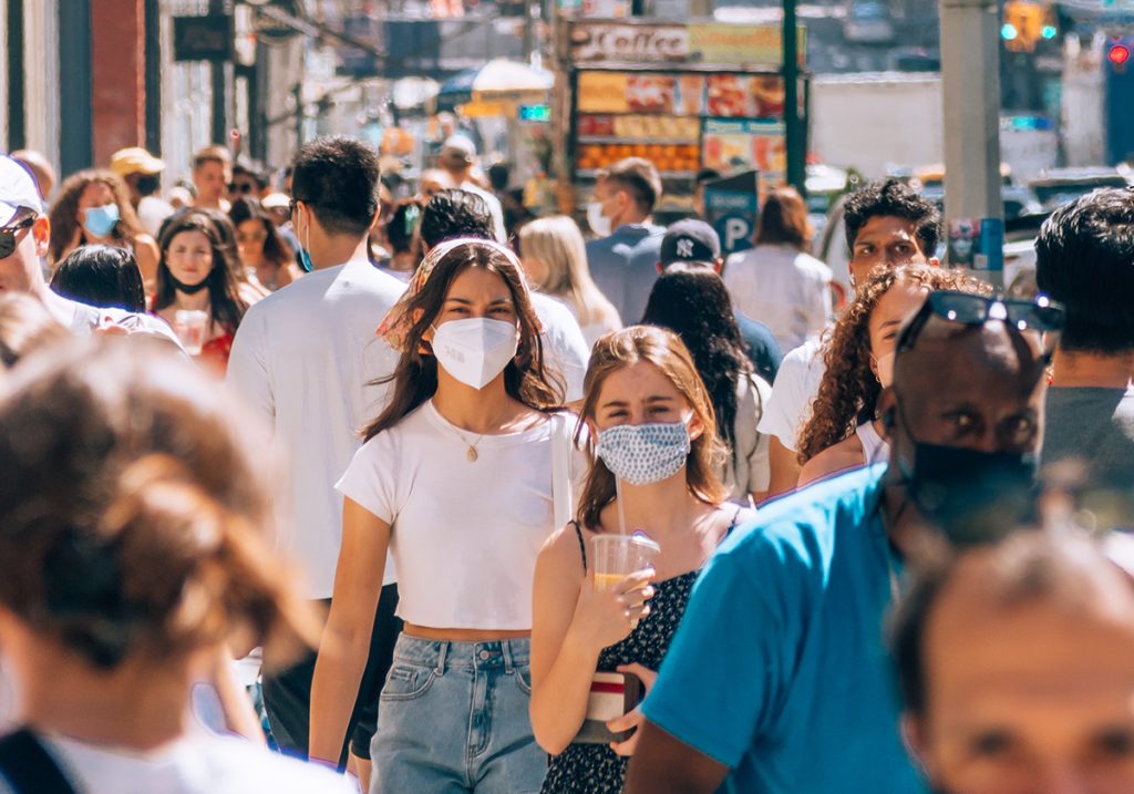 Gente andando con mascarillas por la calle. (YOAV AZIZ / UNSPLASH)