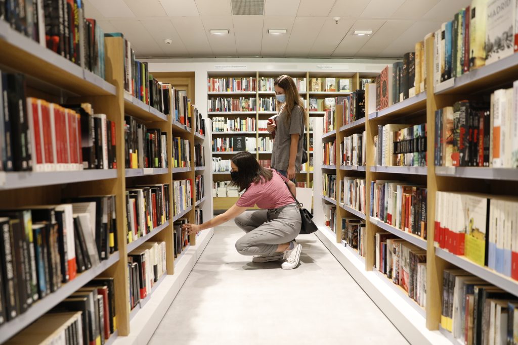 Clientes en una librería. / SERGIO GONZÁLEZ-VALERO