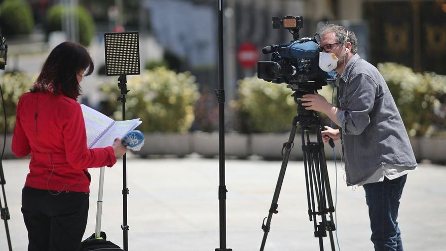 Un cámara graba a una periodista en la calle durante la pandemia del covid-19. (EP)