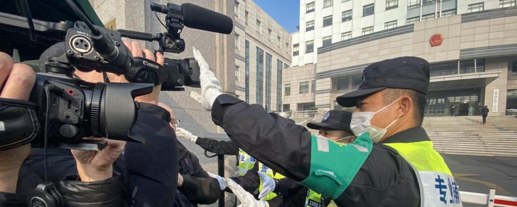 Autoridades y medios de comunicación en China. (LEO RAMIREZ / AFP)