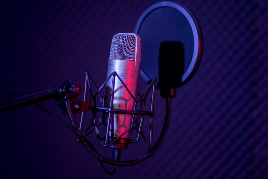 Un micrófono en un estudio de grabación. (GETTY IMAGES)