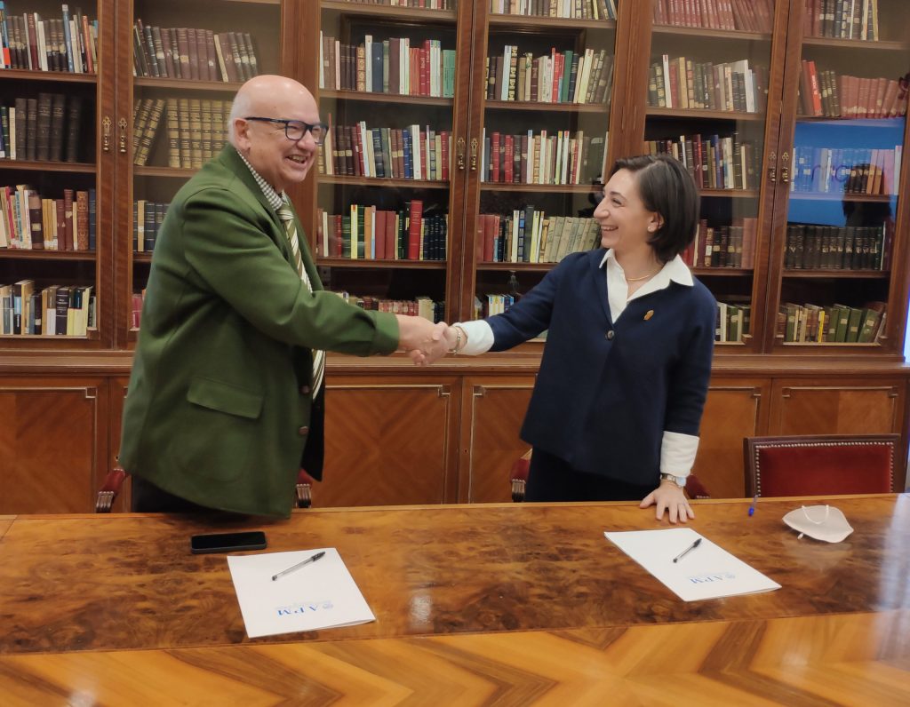 El presidente de la APM, Juan Caño y la presidenta de APAE, Elisa Plumed, sellan el acuerdo. (APM)