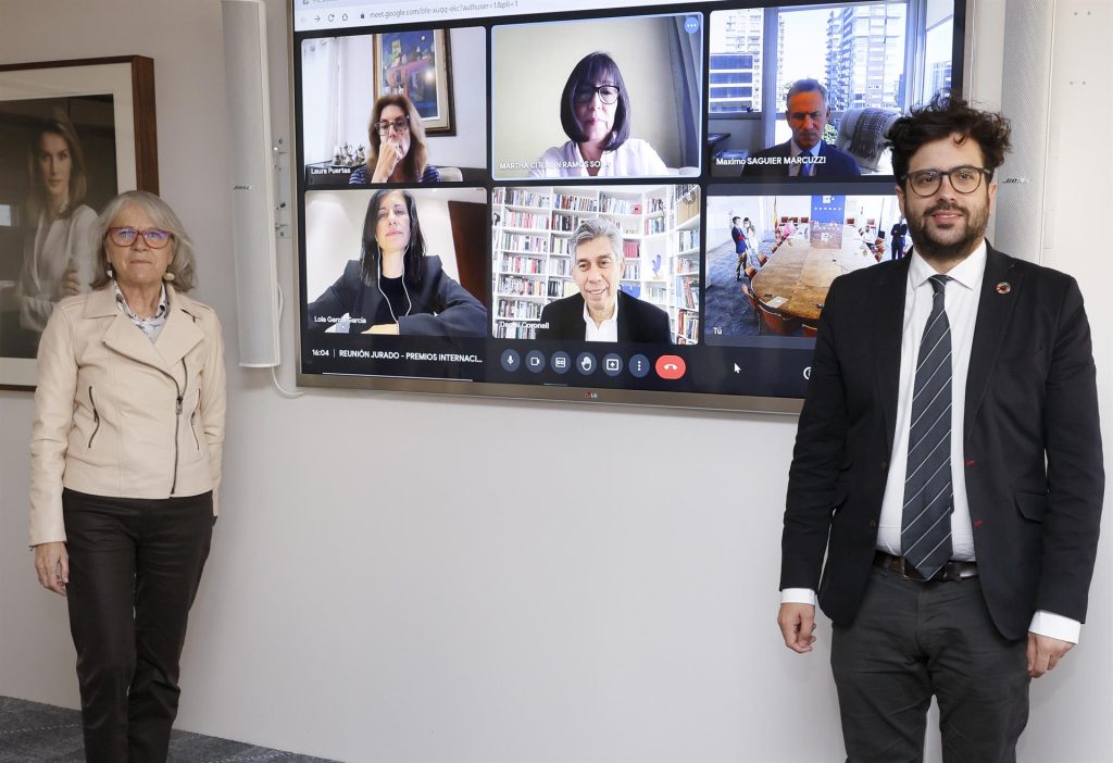 La presidenta de la Agencia Efe, Gabriela Cañas, y el director de la AECID, Antón Leis García, junto al resto de miembros del jurado. (BALLESTEROS/EFE)