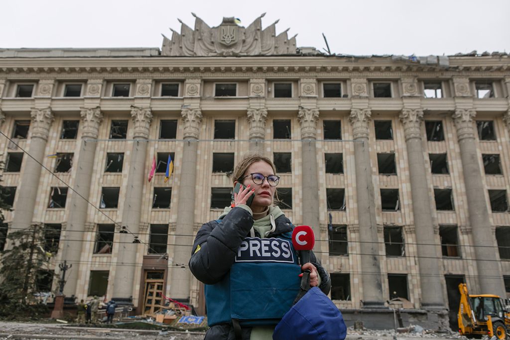 Una periodista en la ciudad ucraniana de Járkov. (PAVEL DOROGOV)
