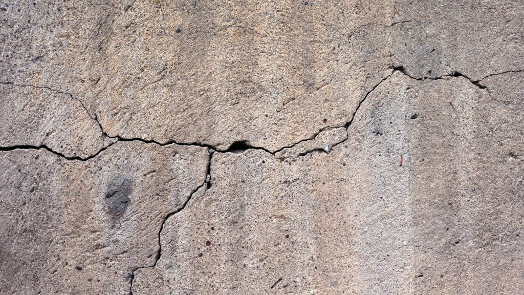 El sustantivo brecha ha ampliado su significado mucho más allá del de ‘rotura en una pared’. (WIKIPEDIA)