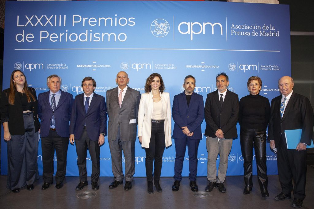 Lucía Franco, Javier Rivera Sar, José Luis Martínez-Almeida, Juan Caño, Isabel Díaz Ayuso, Diego Casado, Óscar Fernández y Candelaria Delgado y Peridis. (MIGUEL BERROCAL/APM)