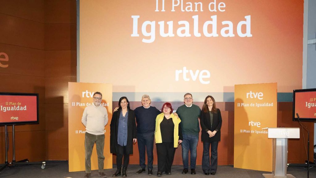 Representantes de los sindicatos junto a José Manuel Pérez Tornero y Marta Torralvo. (RTVE)