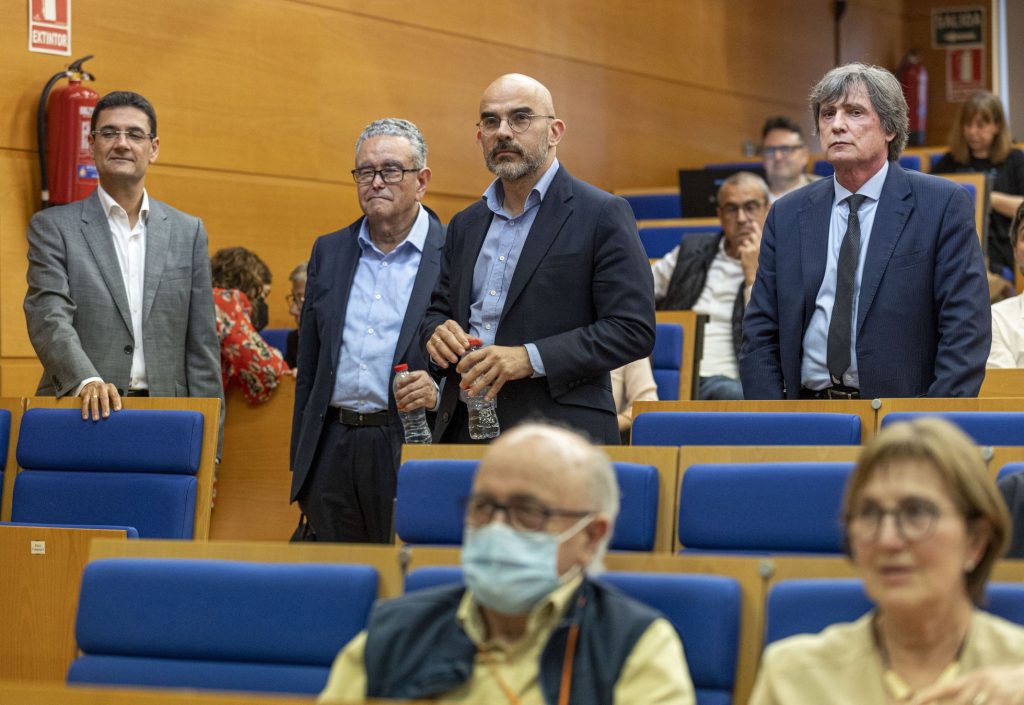 Francisco Mora, Andrés Pedreño, Carlos Núñez y José Manuel Gómez Bravo, en el salón de actos de la UNED en Valencia. (MÓNICA TORRES / EL PAÍS)