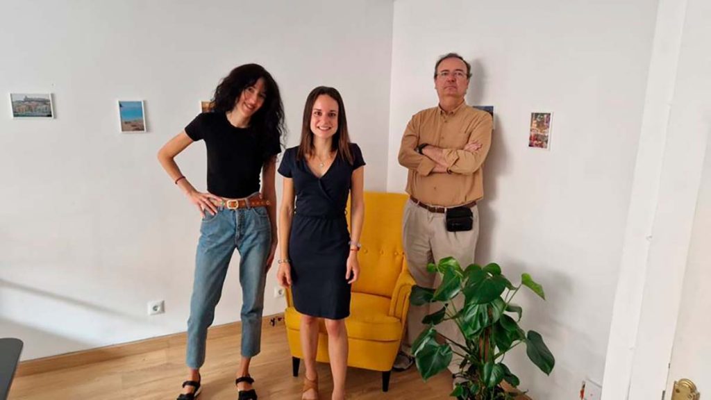 El equipo de elDiario.es en Balears: Esther Ballesteros (redactora), Angy Galvín (directora) y Simón Reynés (comercial). (ELDIARIO.ES)