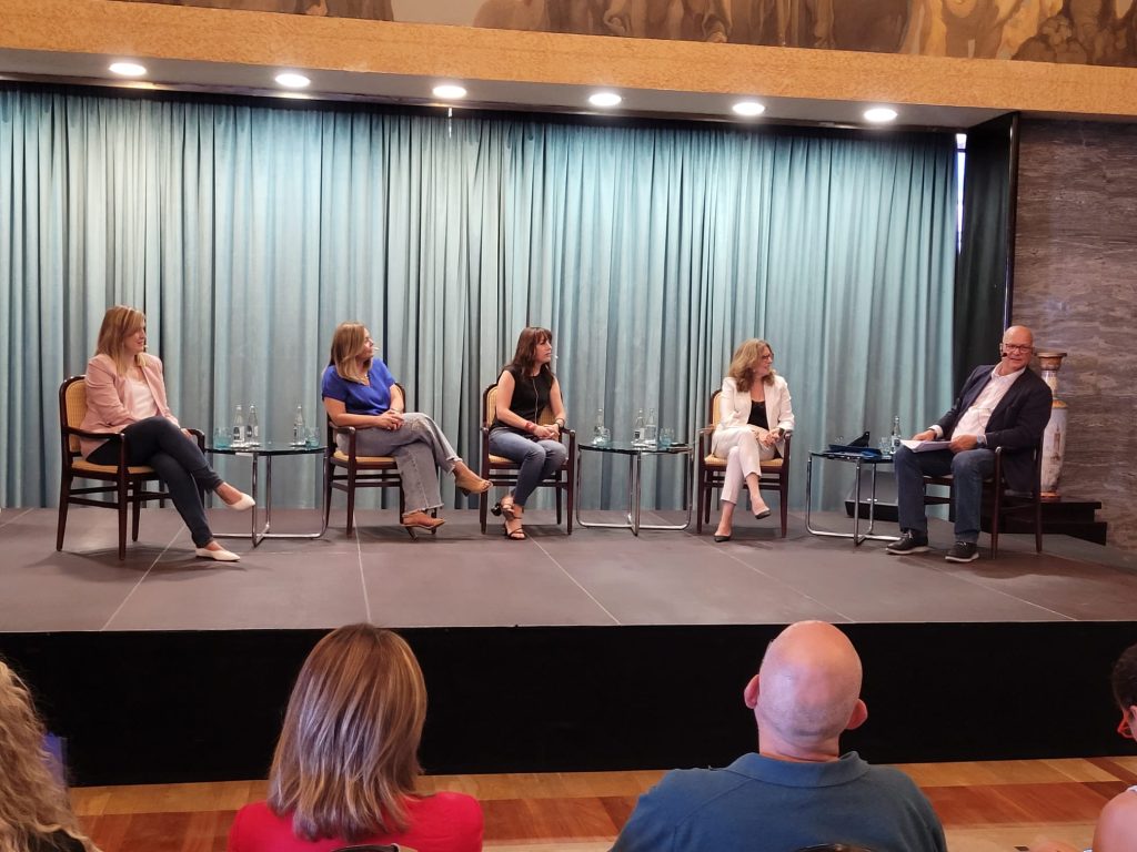 Un instante de desarrollo de la mesa redonda ‘Mujeres con voz blanquiazul’. (APT)