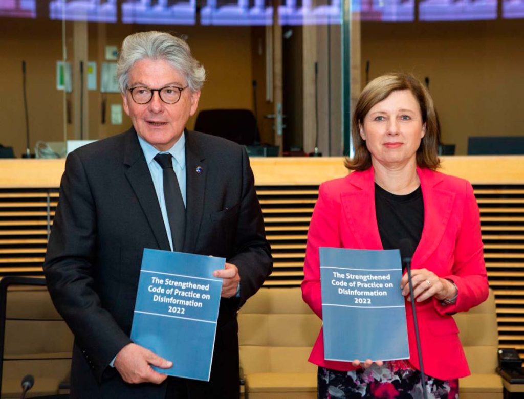 Los comisarios europeos Vera Jourová y Thierry Breton, en la firma del nuevo Código de buenas prácticas sobre desinformación (BOGDAN HOYAUX / UNIÓN EUROPEA)