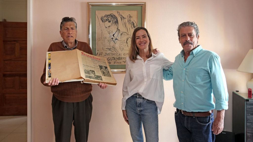 Los hermanos Del Toro, José -con la colección del Guanarteme- y Manuel, y Carolina del Toro, hijos y nieta del fundador del periódico. (ALEJANDRO RAMOS)