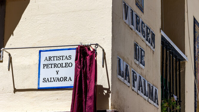 Imágen de la calle Petróleo con su nuevo rótulo. (JESÚS MARÍN)