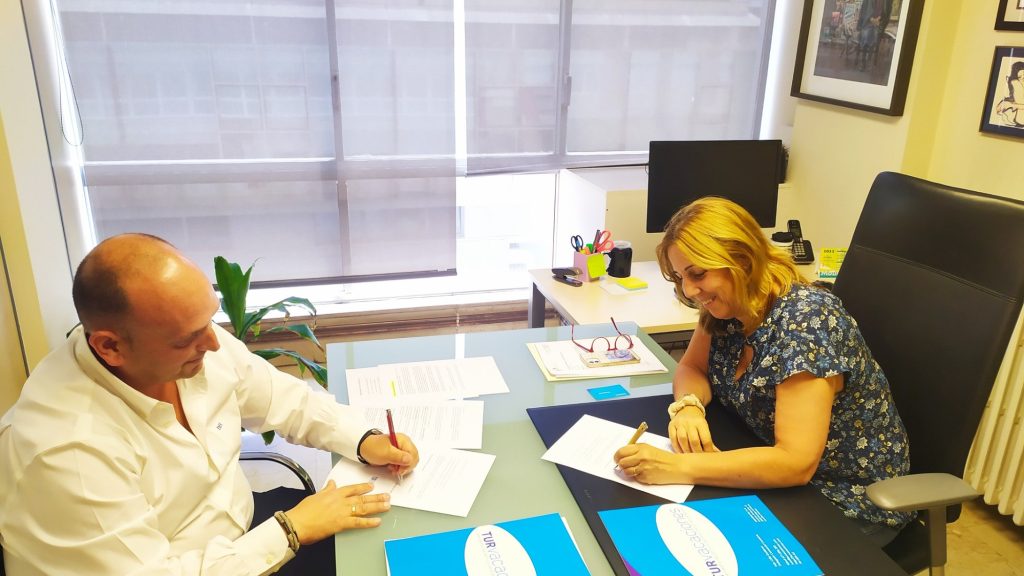 Firma del acuerdo entre Iván Cáliz y Dolores Gallardo. (AP CANTABRIA)