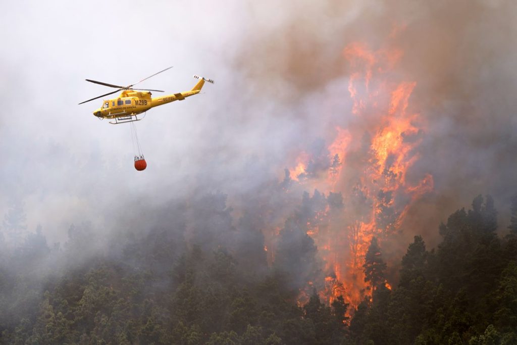 Un helicóptero lucha contra el incendio del norte de Tenerife. (EUROPA PRESS)