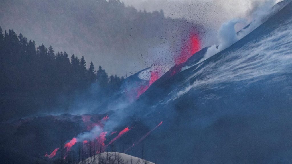 El volcán de Cumbre Vieja ha abierto este domingo nuevos focos de emisión de lava por la zona norte del cono volcánico. (EFE/MIGUEL CALERO)