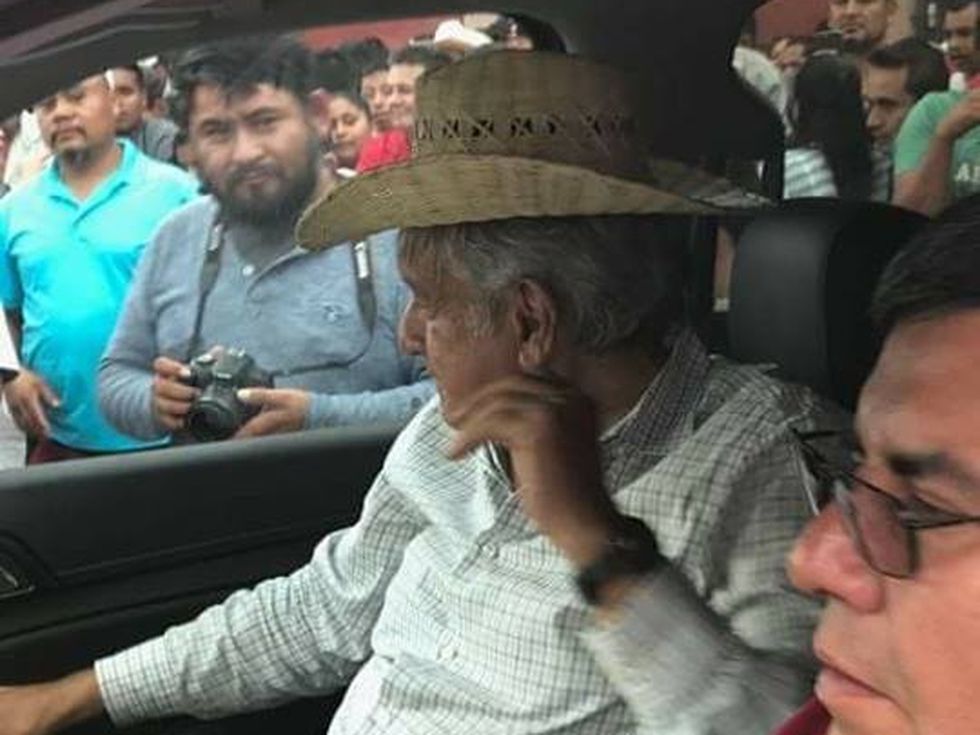 El periodista Ernesto Méndez, detrás de la ventana del auto, durante una visita a Guanajuato del presidente de México, Andrés Manuel López Obrador. (RR.SS)