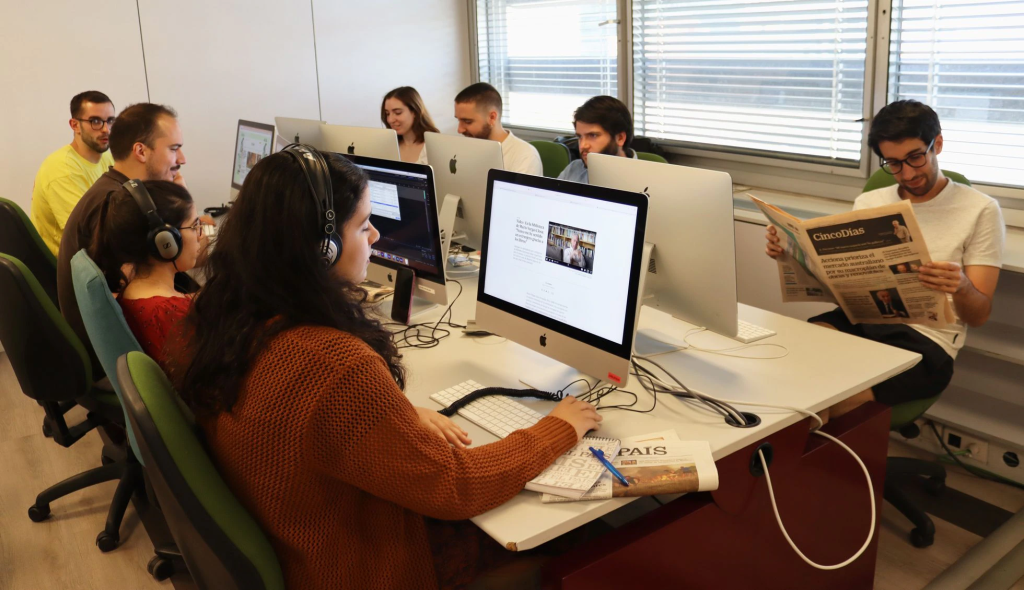 Alumnos de la 36 promoción, en una de las aulas de la Escuela de Periodismo. (EL PAÍS)
