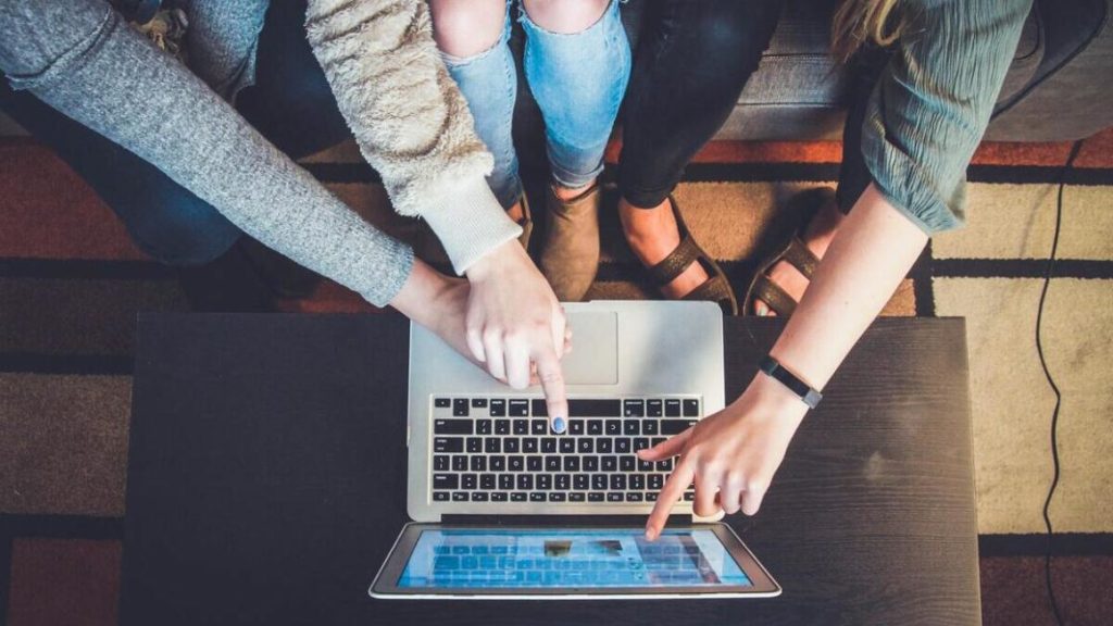 El 39% de los jóvenes entre 18 y 24 años se informa a través de las redes sociales. (THE OBJETIVE)