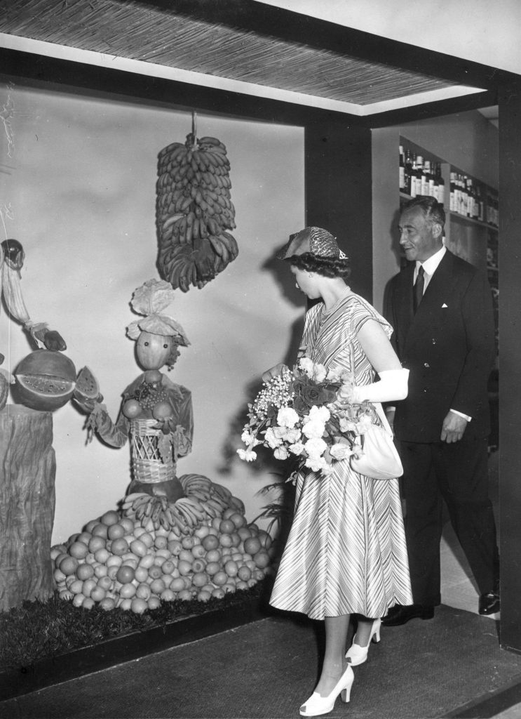 Isabel II, en la visita a la Feria de Alimentación organizada en el Olimpia Hall de Londres. (EFE/FAST)