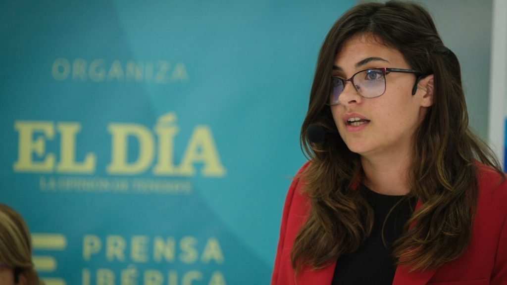 Verónica Pavés moderando un foro organizado por EL DÍA. (ANDRÉS GUTIÉRREZ)