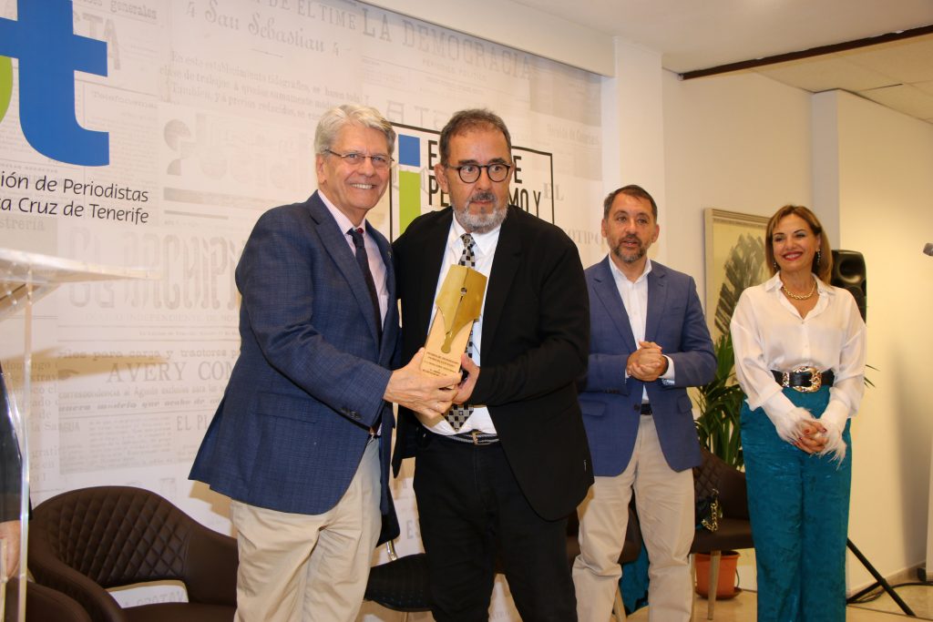 Instante de la entrega del premio Patricio Estévanez a Jorge Bethencourt. (JLR)