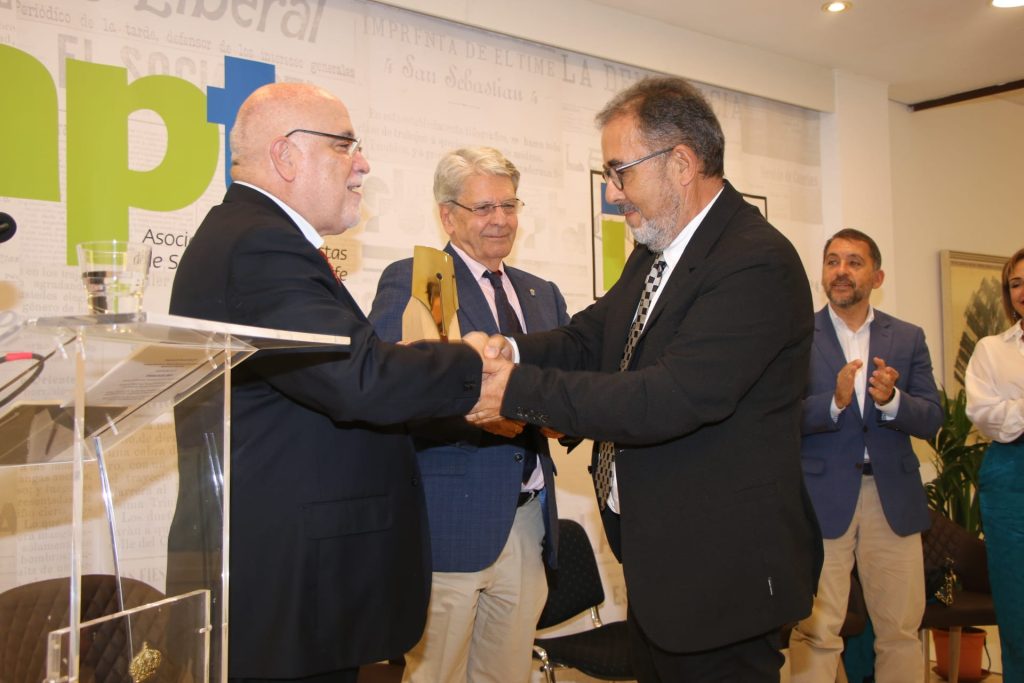 Jorge Bethencourt recibe el Patricio Estévanez de manos de Salvador García. JOSÉ LUIS GONZÁLEZ (ACAN)