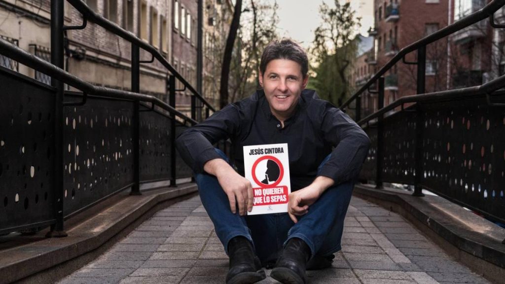 Jesús Cintora posa con su último libro. (CARLOS RUIZ)