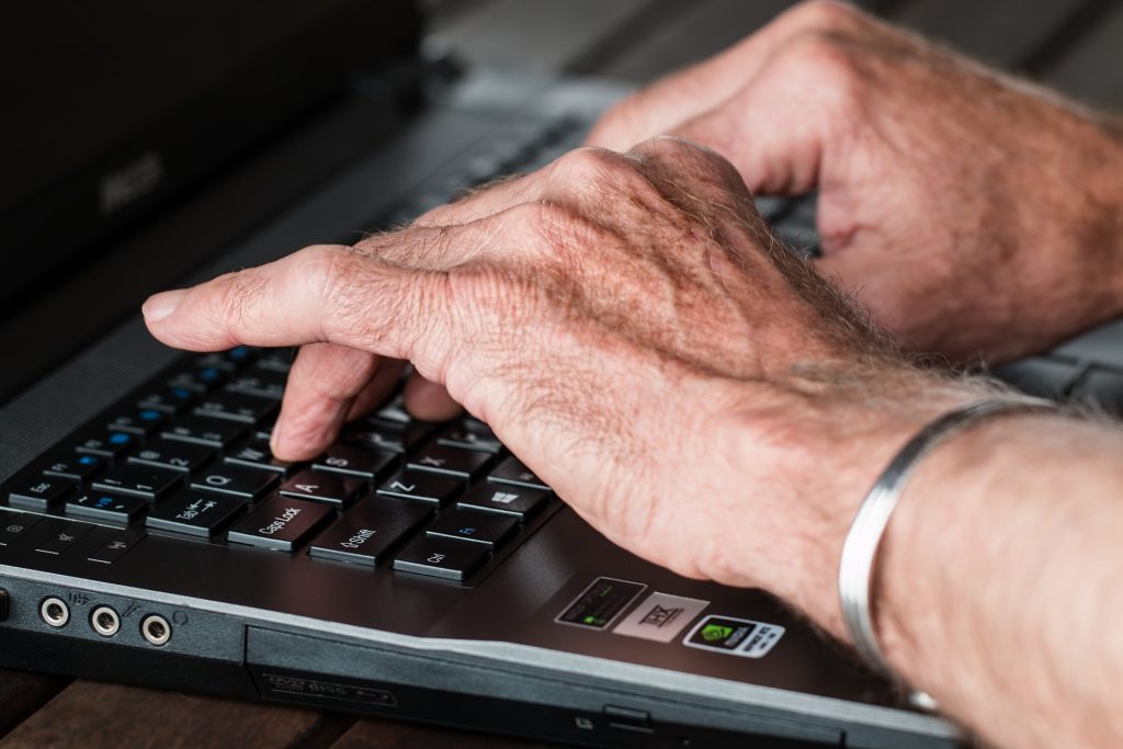 En Canarias la reacción más común cuando se recibe un comentario nocivo es bloquear y borrar el mensaje. (PIXABAY)