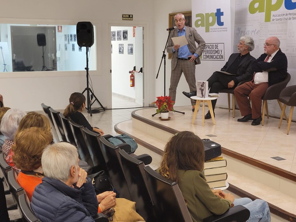 José Luis Zurita presentó su último libro en la nueva sede de la Asociación de la Prensa tinerfeña. (APT)