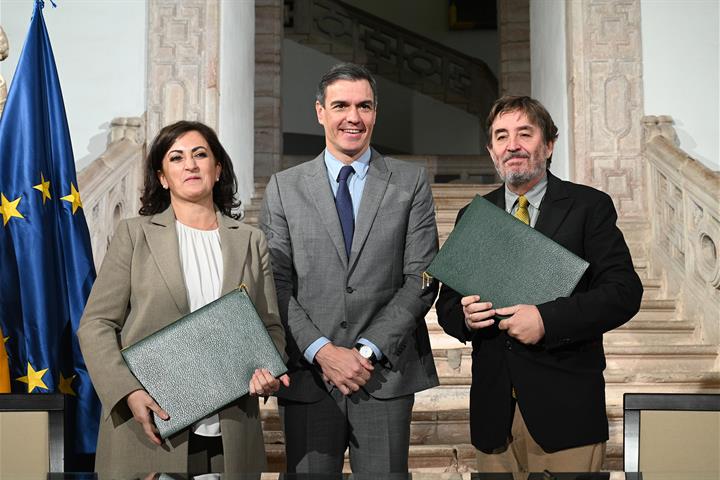 Concha Andreu, Pedro Sánchez y Luis García Montero. (POOL MONCLOA / BORJA PUIG DE LA BELLACASA)