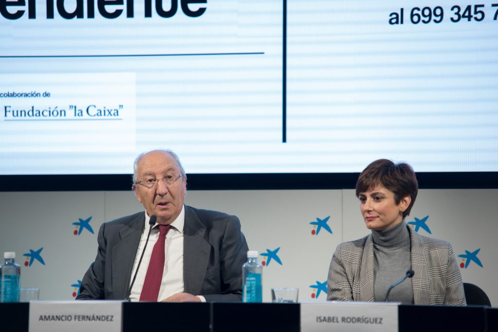 Amancio Fernández, secretario general de la FAPE, e Isabel Rodríguez, ministra de Política Territorial y portavoz del Gobierno. (ELENA HIDALGO)