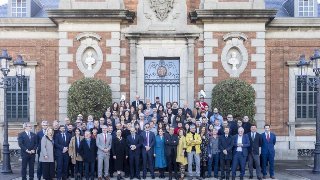 Foto de familia previa a la entrega de los Premios Ondas. (CARLES RIBAS)