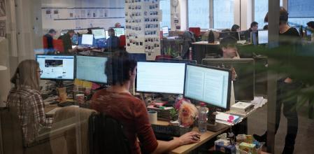 El informe refleja que los periodistas trabajan más de 40 horas semanales. (FP)