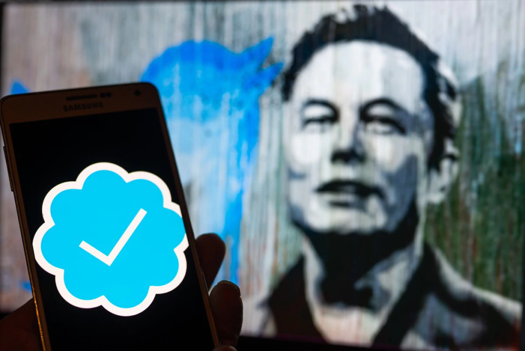 Un teléfono muestra el símbolo azul con el que Elon Musk quiere verificar las cuentas de suscripción a Twitter. (JONATHAN RAA / NURPHOTO VIA GETTY IMAGES)