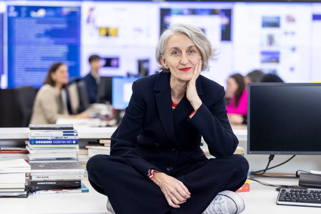 La periodista Soledad Alcaide en la redacción de EL PAÍS. (MOEH ATITAR)
