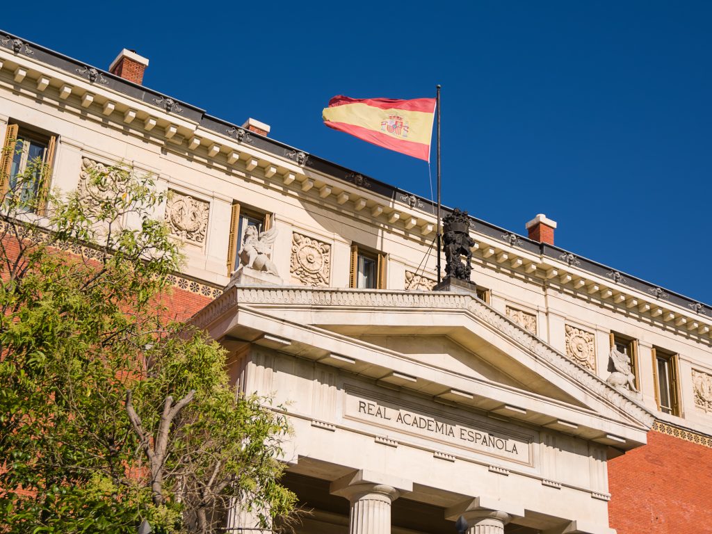 Detalle del tímpano del edificio de la Real Academia Española. (123RF.COM)