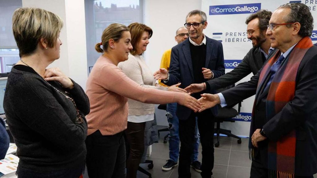 El presidente de Prensa Ibérica, Javier Moll, saluda a parte de la plantilla de El Correo Gallego. (R. GROBAS/PRENSA IBÉRICA)