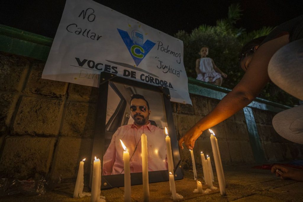 Velas en recuerdo del periodista Rafael Moreno en Puerto Libertador (Colombia). (DIEGO CUEVAS / EL PAÍS)
