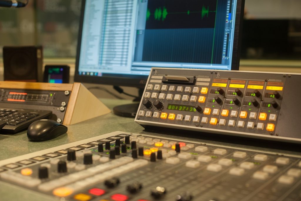 Mesa de control en un estudio de radio. (PIXABAY)