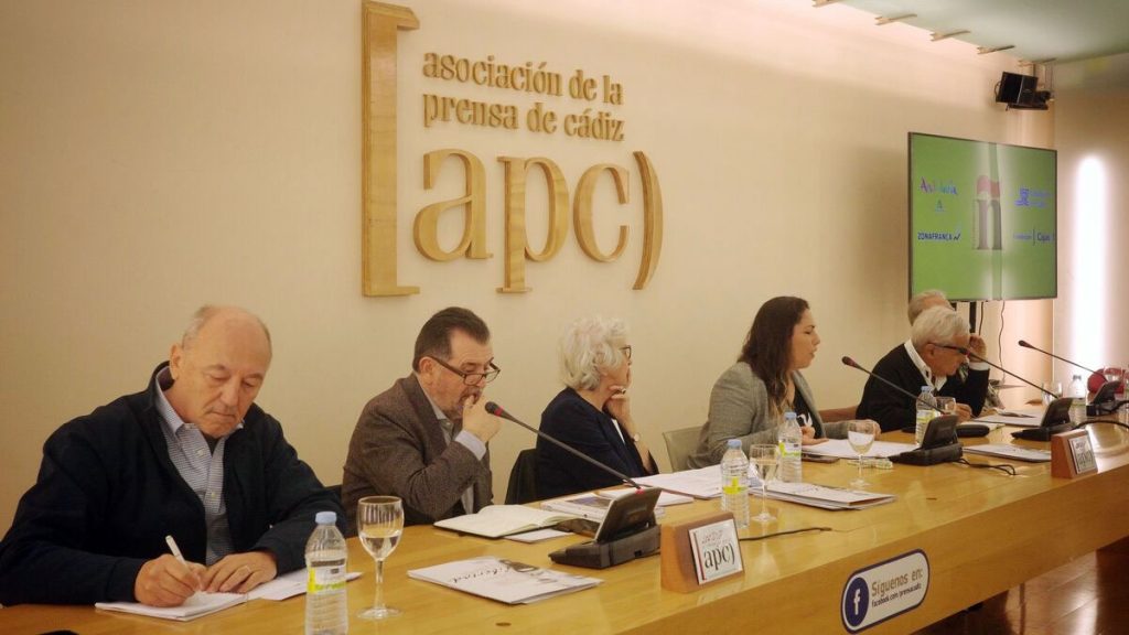 Un momento de la mesa redonda celebrada en la APC, moderada por Tamara García. (RAMÓN NÚÑEZ / DIARIO DE CÁDIZ)