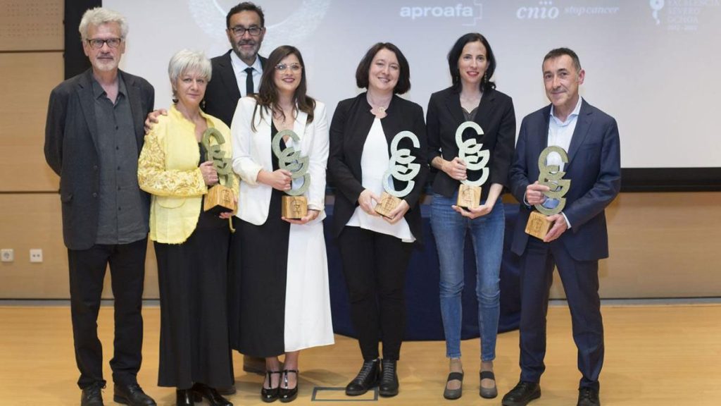 Verónica Pavés (cuarta por la izquierda) junto al resto de premiados.