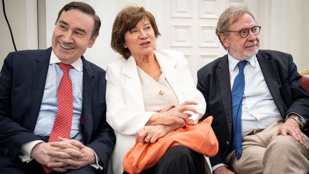 Pedro J. Ramírez, director de El Español; Nativel Preciado, periodista, escritora y analista política y Juan Luis Cebrián, expresidente de Prisa.