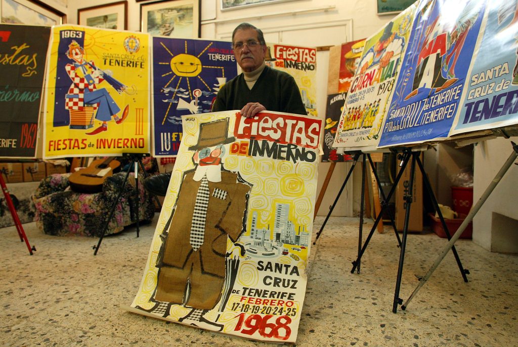 26/02/2003 LA LAGUNA JUAN GALARZA CON SUS CARTELES DE CARNAVAL FOTO: JUAN GARCIA CRUZ /ACAN