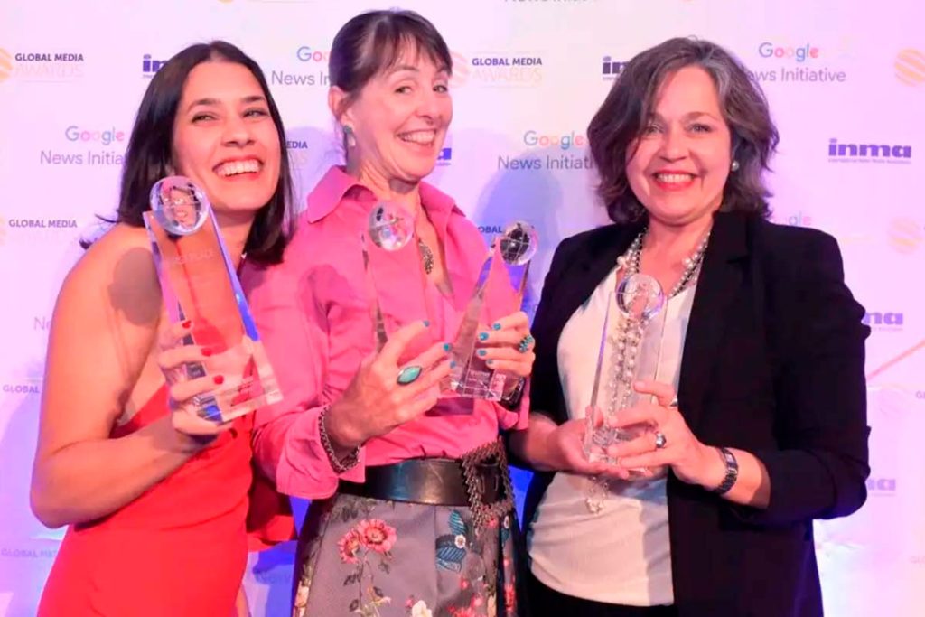 Maylis Chevalier, directora de Innovación de Vocento, posando con los dos premios otorgados a Relevo en los premios INMA.