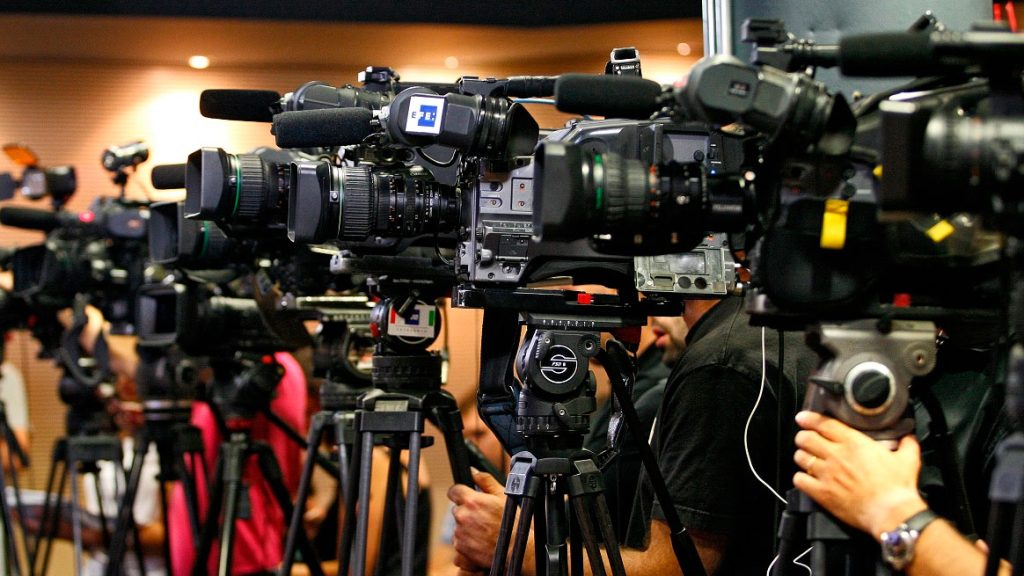 Varias cámaras de televisión en una rueda de prensa. (EFE)